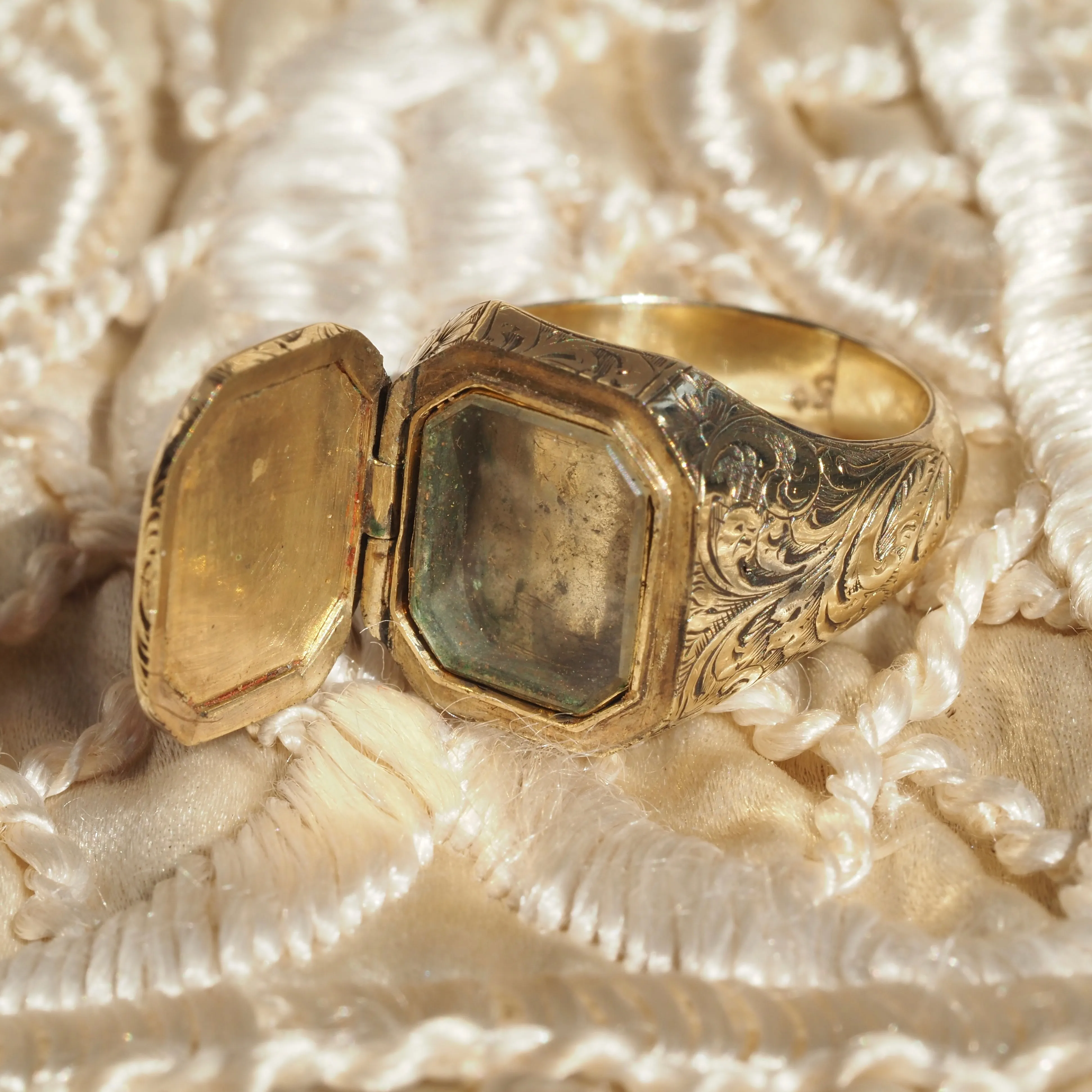 Antique Victorian 14k Gold Engraved Locket Carnelian Ring