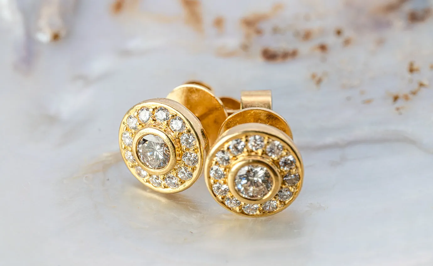 Dazzling 18ct Yellow Gold 26 Stone Diamond Cluster Stud Earrings - An Exquisite Investment!