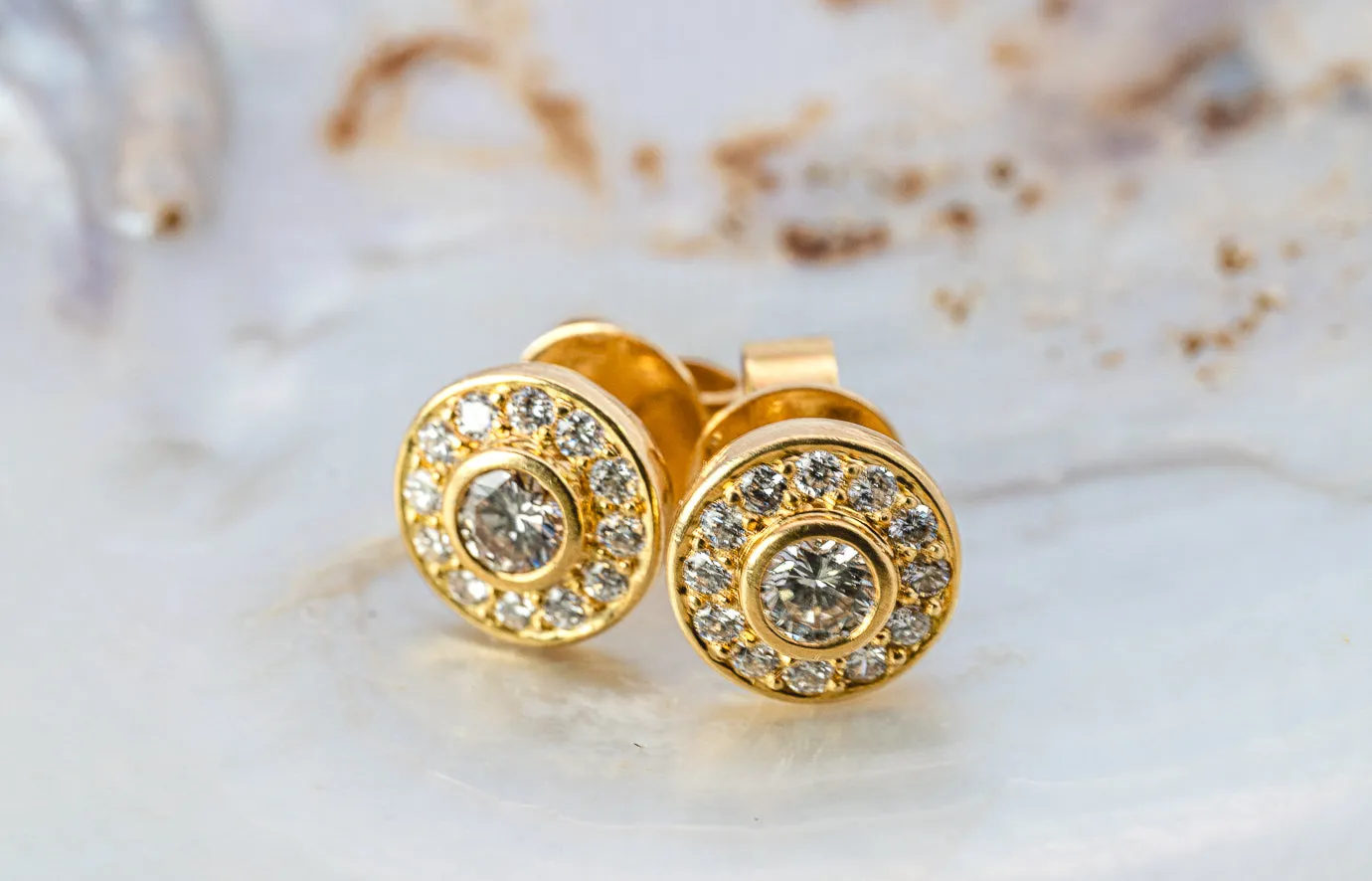 Dazzling 18ct Yellow Gold 26 Stone Diamond Cluster Stud Earrings - An Exquisite Investment!