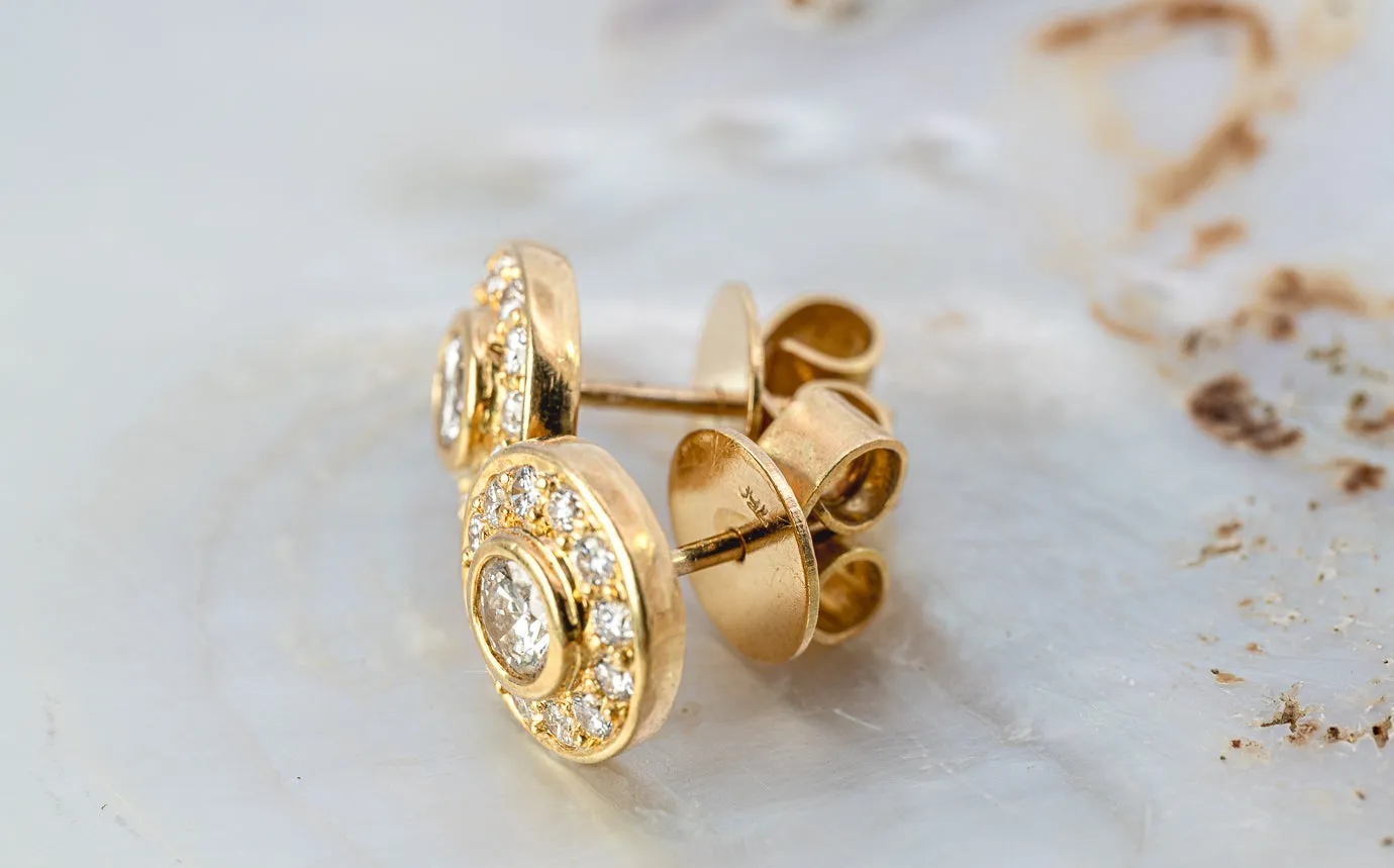 Dazzling 18ct Yellow Gold 26 Stone Diamond Cluster Stud Earrings - An Exquisite Investment!