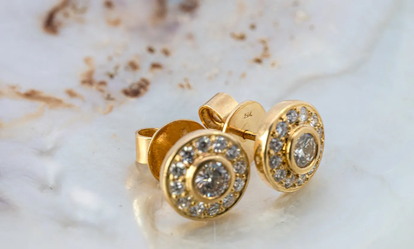 Dazzling 18ct Yellow Gold 26 Stone Diamond Cluster Stud Earrings - An Exquisite Investment!