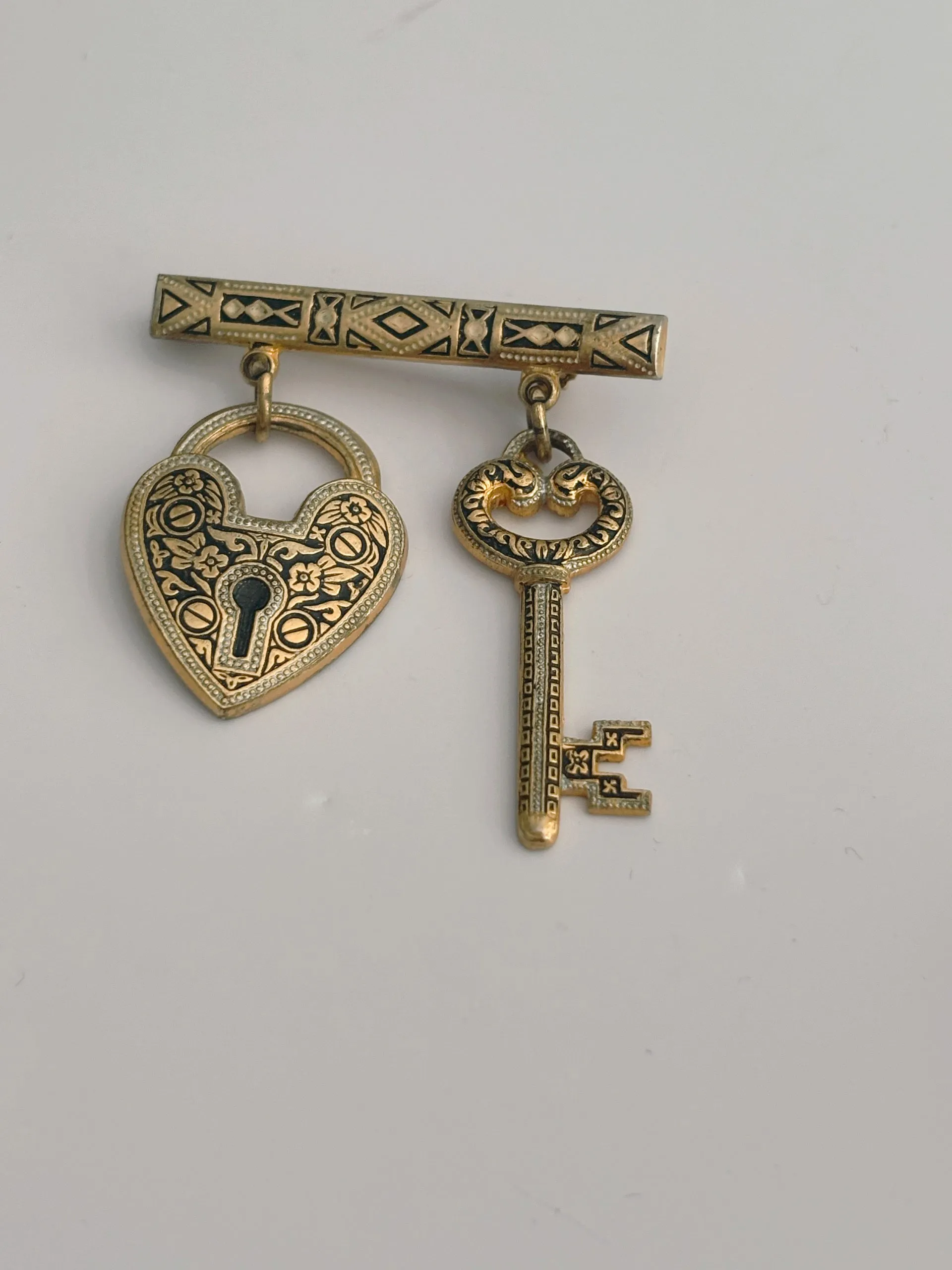 Gold Key   Locket Pin