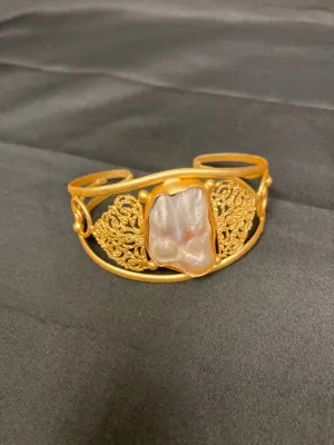 JP213 - Bracelet with Baroque Pearls